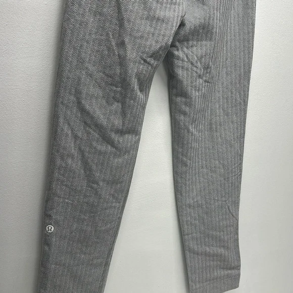 Lululemon On The Fly Jogger Pants Athletic Chevron Striped Gray White Size 2 - Picture 5 of 7